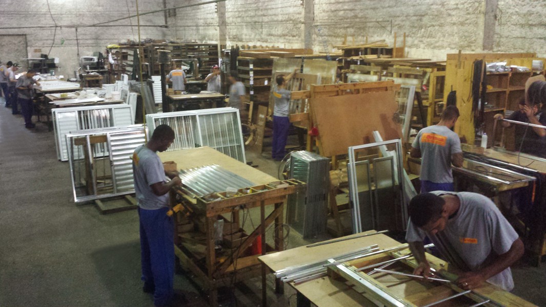 Produção - Montagem de Janelas de Alumínio