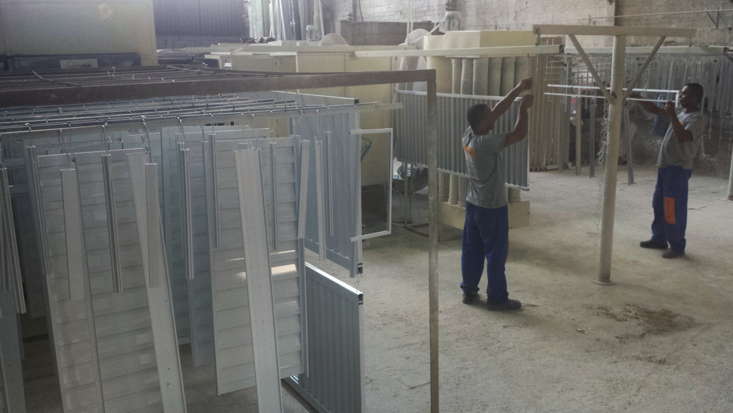 Produção - Setor de Pintura de esquadrias de alumínio