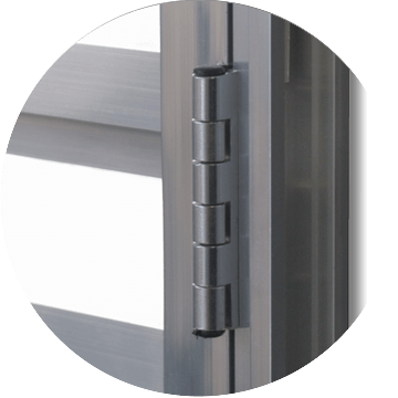 detalhe da dobradiça da portinhola de abrigo