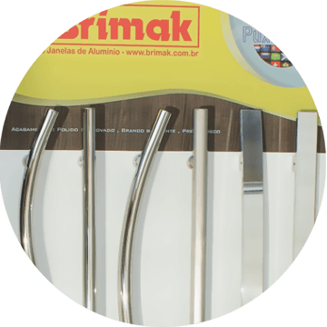 detalhes dos puxadores de alumínio no expositor