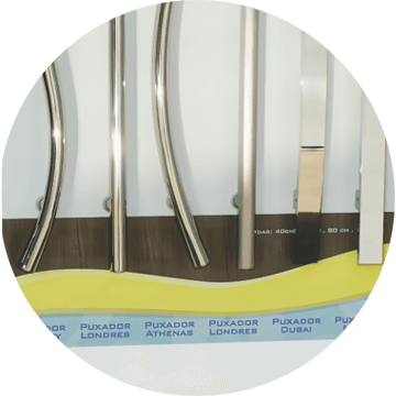 detalhes dos puxadores de alumínio no expositor