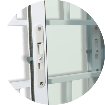 detalhe do fecho embutido e grade das janelas confort