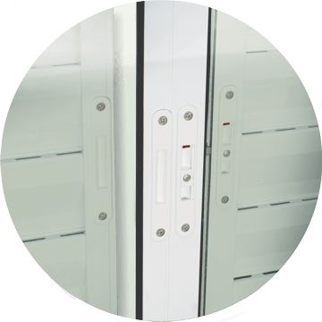 detalhe do fecho embutido das janelas e venezianas confort