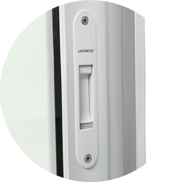 detalhe do fecho automático da janela integrada ou veneziana Branco