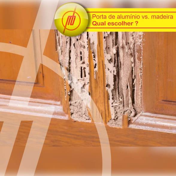 Porta de Madeira deteriorada por Cupim