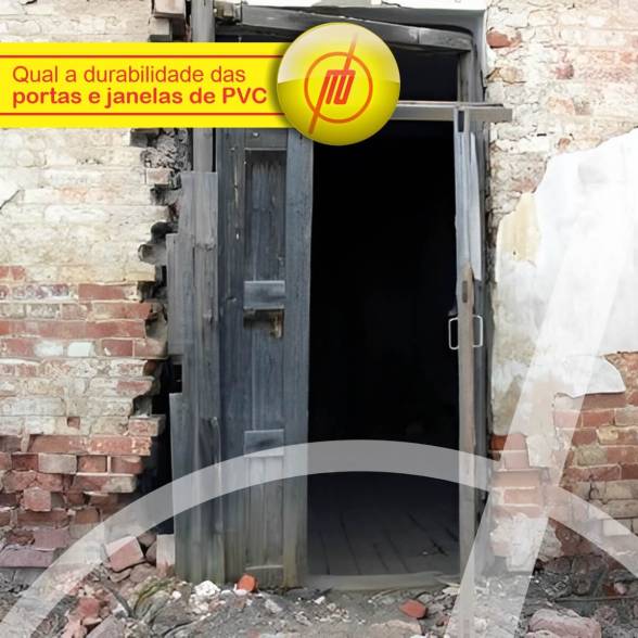 Porta de Madeira deteriorada por Cupim